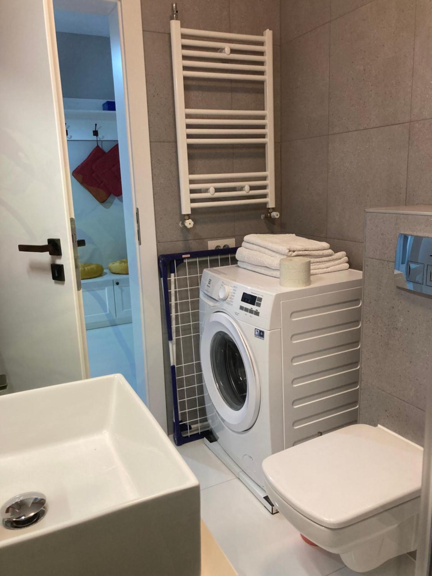 Apartamentul Max, Practic Si Confortabil Орадя Экстерьер фото